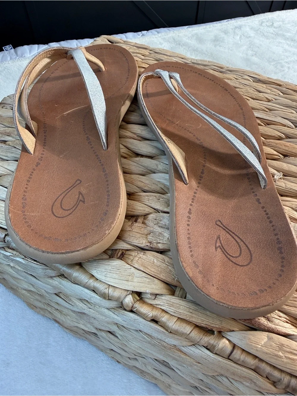 OluKai Kapahe Luana Metallic Leather Flip Flop Sandals Silver/Tan Women’s 7 EU 3